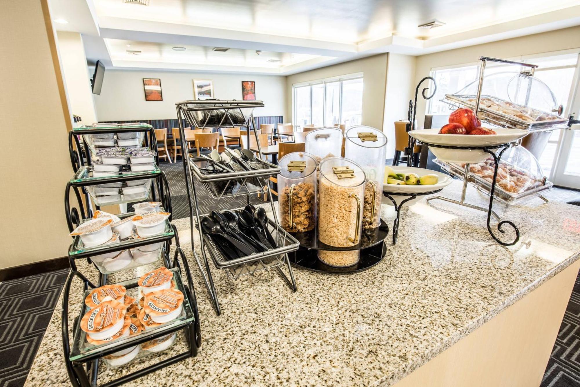 Towneplace Suites By Marriott Gilford Esterno foto
