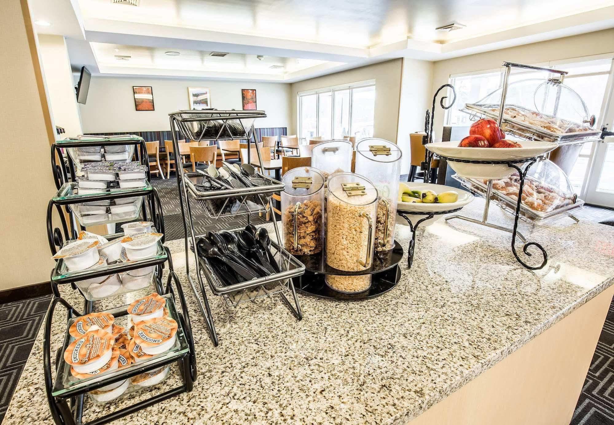 Towneplace Suites By Marriott Gilford Esterno foto