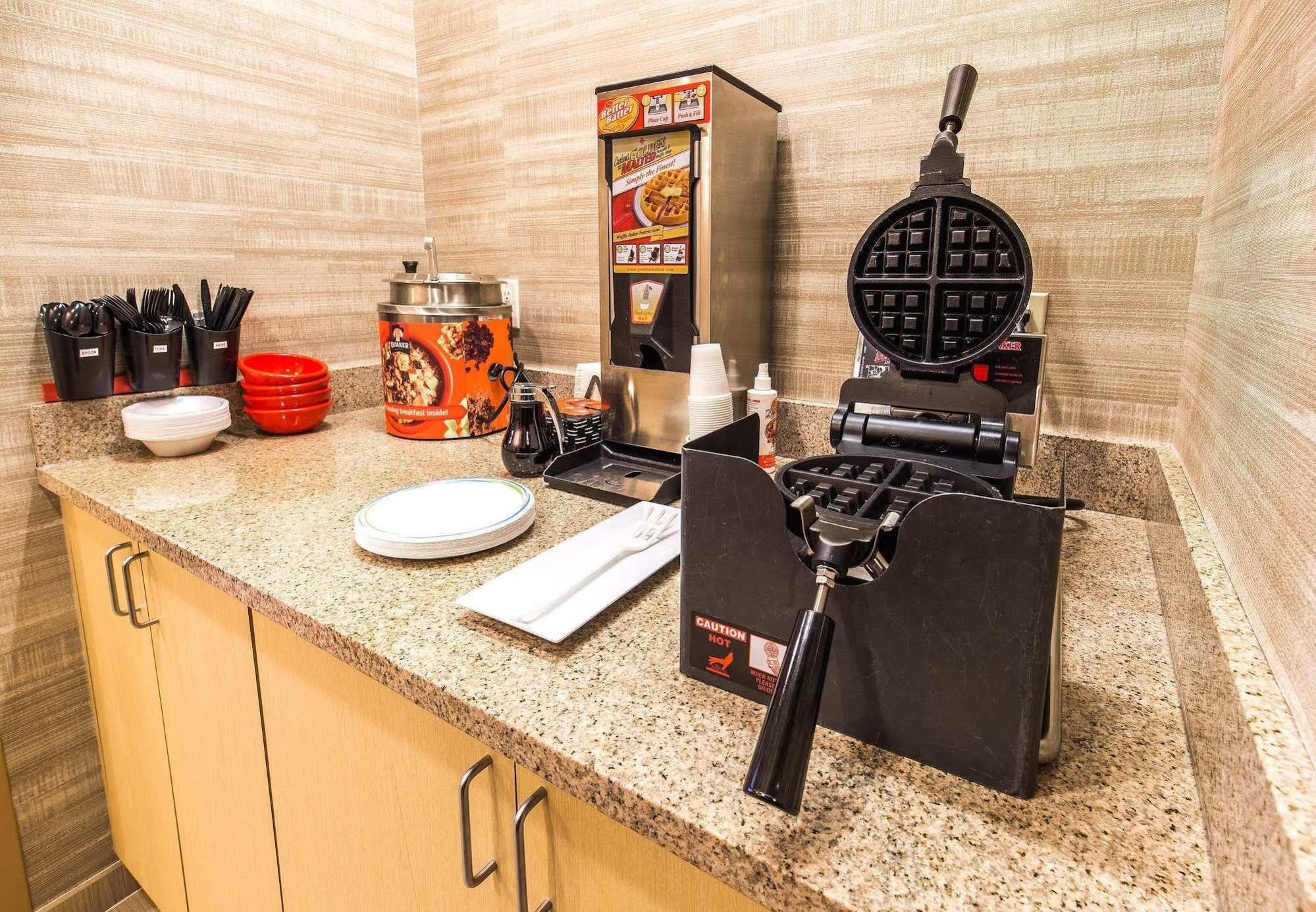 Towneplace Suites By Marriott Gilford Esterno foto