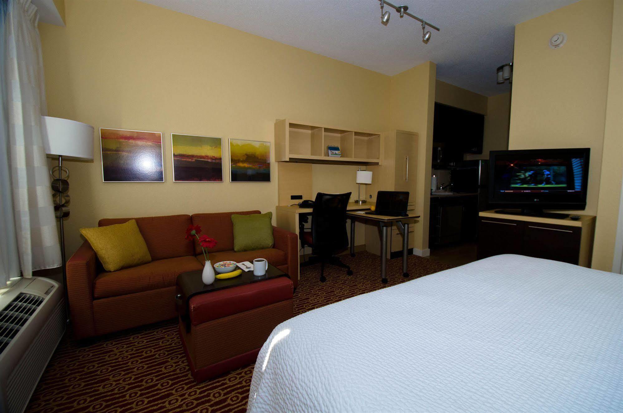 Towneplace Suites By Marriott Gilford Esterno foto